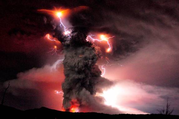 Foto da bela e amedrontadora erupção vulcãnica no Parque Nacional Puyehue, em 2011 (foto de Daniel Basualto)